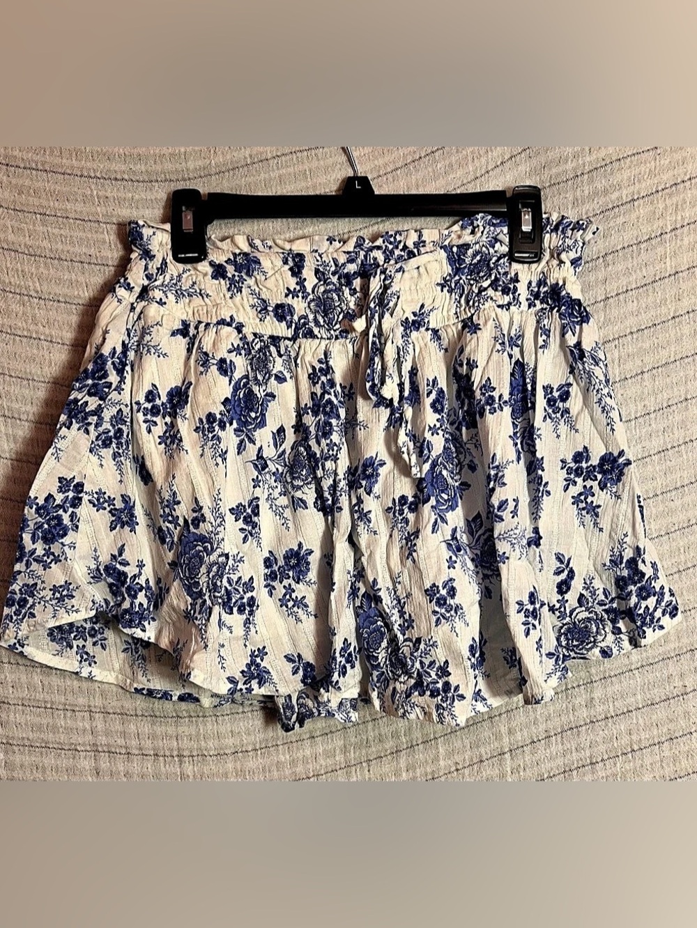 Francesca's Floral High Waist Skirt in White & Blue Large Like New